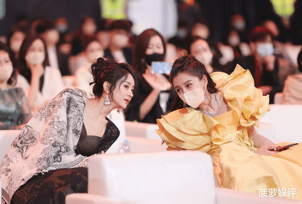 张小斐|微博之夜明星互动现场，留意到明星交谈现场，张小斐地位显而易见