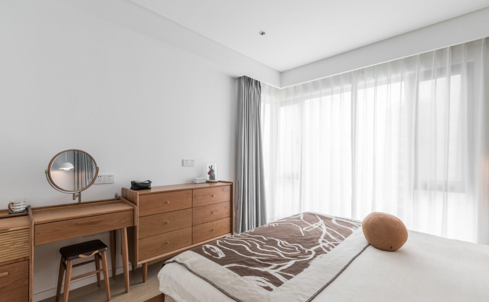 只是动了一面墙,就立马多出个衣帽间,这个布局思路真实用