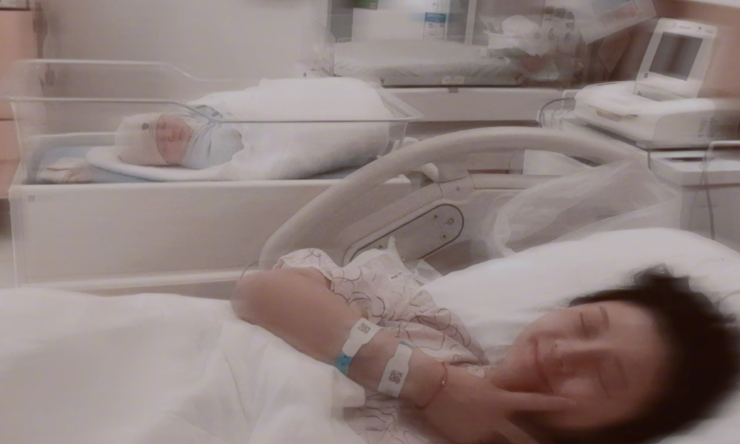 卿卿我心|演员李小萌官宣生二胎！用力3小时脸部发肿，自曝顺产太疼出血多