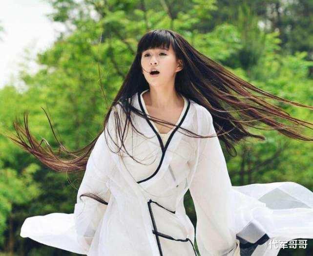 小彩旗|她15岁上春晚一转成名，曾被视为杨丽萍接班人，如今22岁却胖成这样