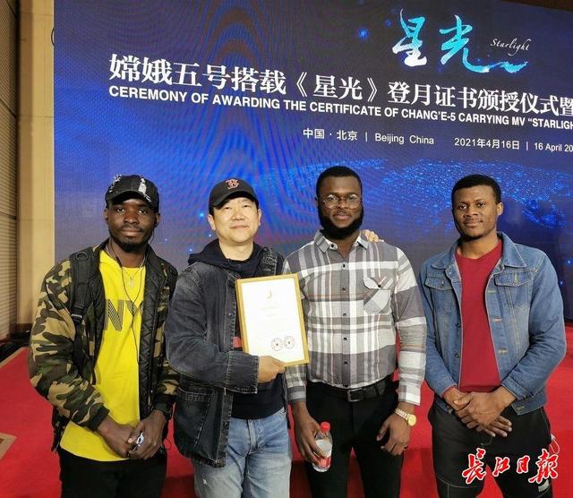 长江日报 搭载嫦娥五号登月归来,抗疫音乐片《星光》多次呈现大美武汉