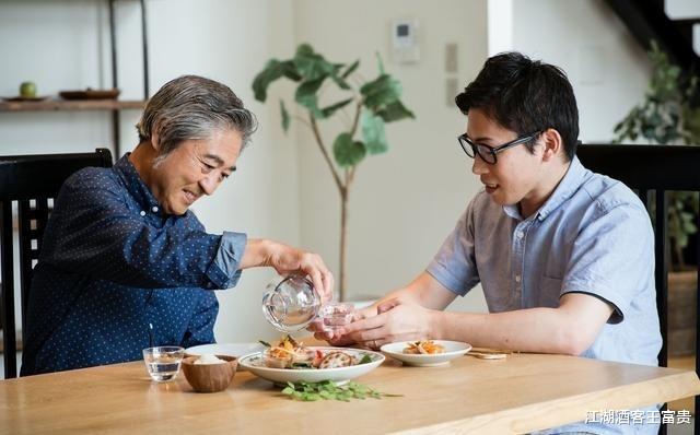 江湖酒客王富贵|我救助了一位女子，4个月后她找上门来，竟要用这种方式来报答我