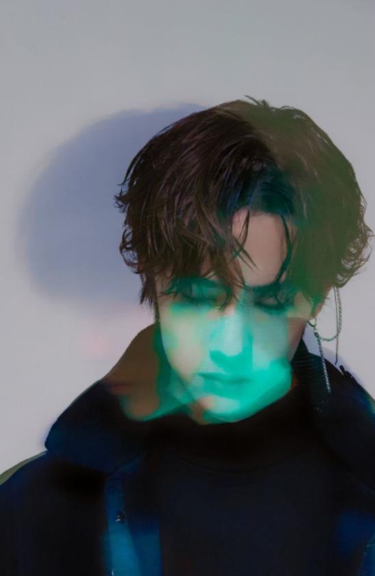 王一博|以《廿》为记，「一」往直前：王一博发布新歌海报，歌词引人泪目