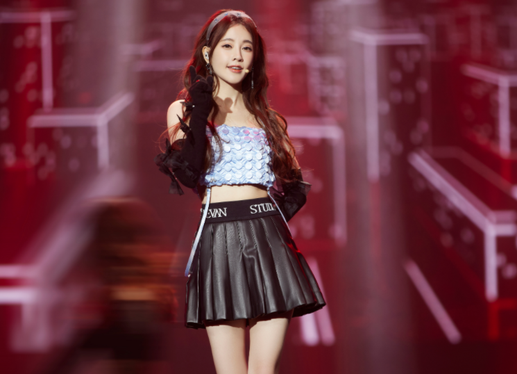 冯提莫|连续三年举办生日歌会，冯提莫热辣开唱，短裙热舞掀起热潮