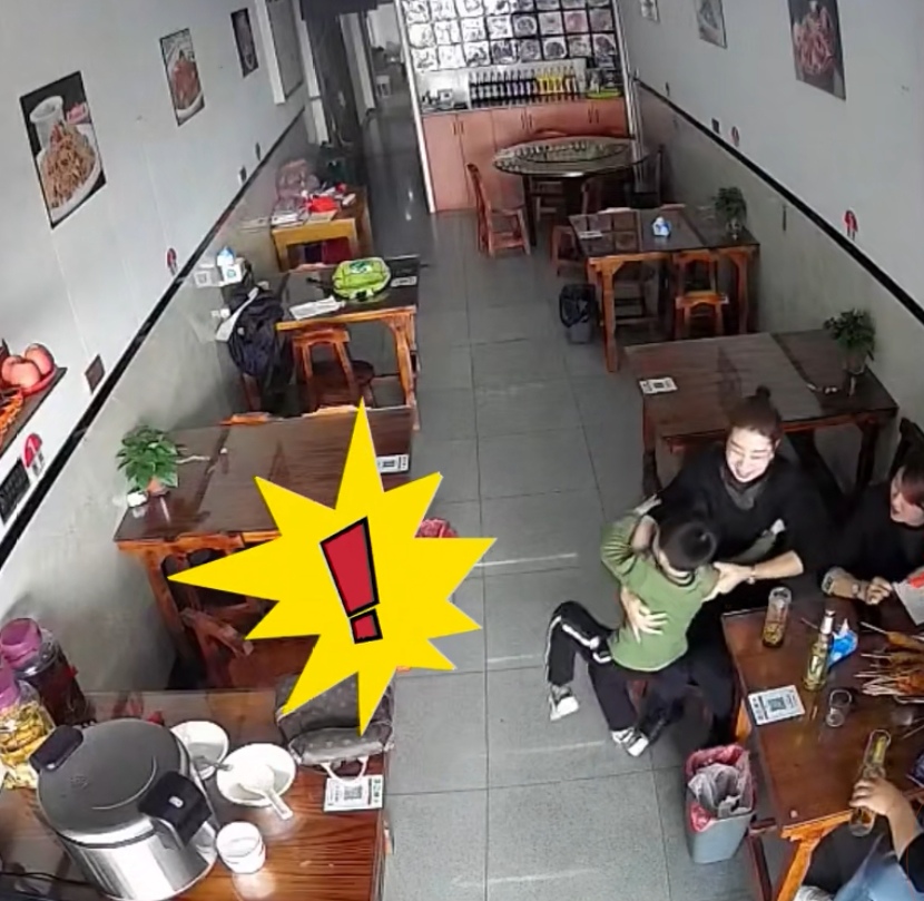 小松社会趣闻 安徽：男童误把顾客当妈妈，趴在怀里发现认错人，尴尬转身就跑