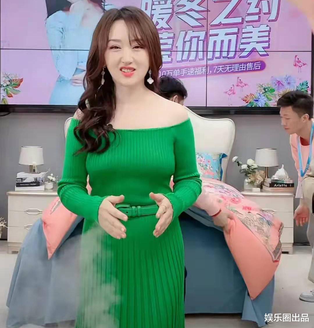 杨钰莹|杨钰莹的直播造型火了，穿露肩长裙涂粉色唇彩，被指太招摇了