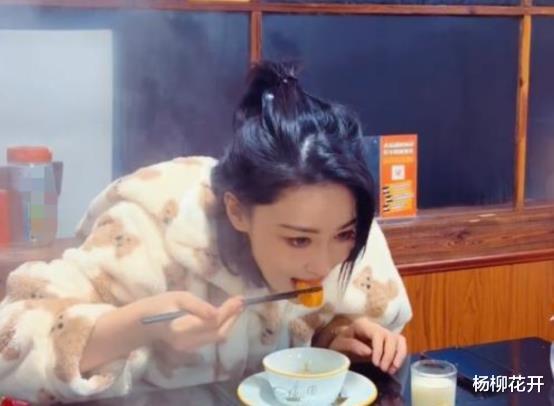 张馨予|张馨予现身东北菜馆，穿棉睡衣坐姿豪迈，吃拔丝地瓜不顾形象