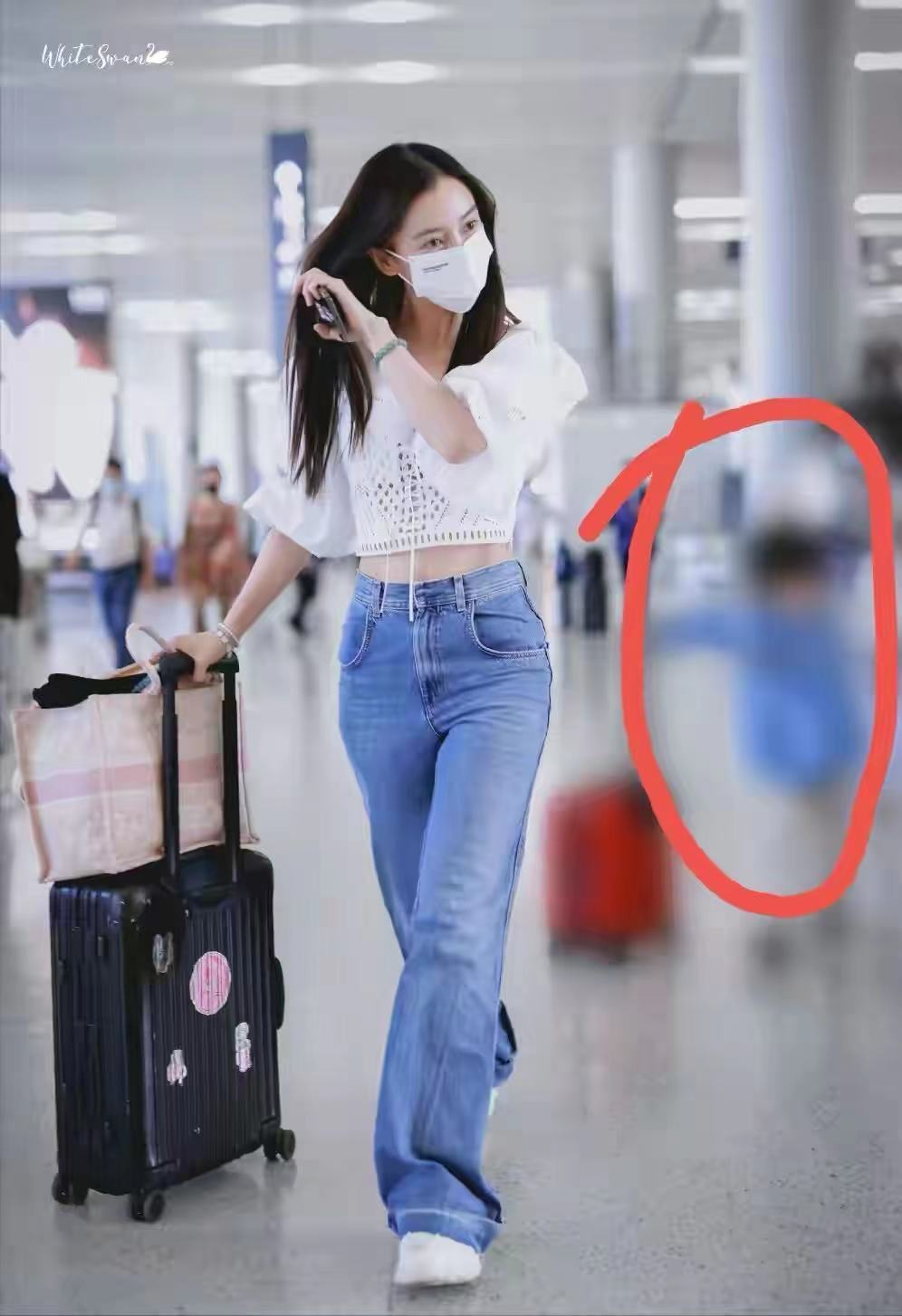 Angelababy|杨颖携儿子走机场！这么瘦还有大假胯腿也粗，撇下儿子光顾着摆拍