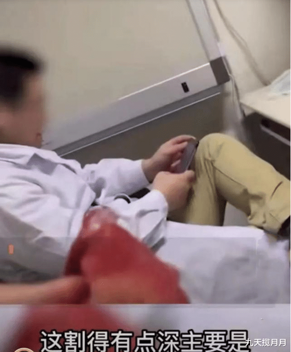 福州 男子割伤手指去医院求医，医生全程玩手机未抬头，男子辗转其他医院缝5针