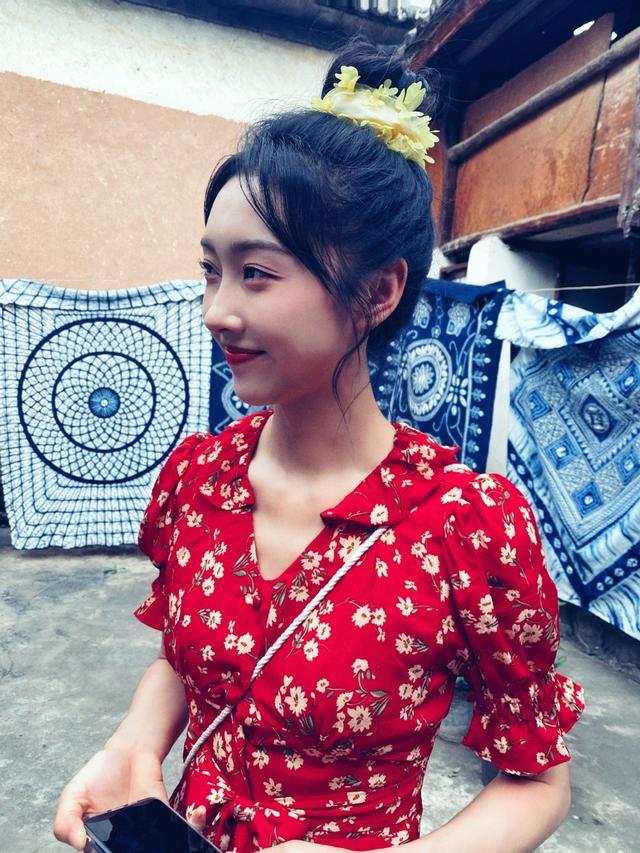 蘑菇头|宣璐晒男友视角照，穿碎花裙扮邻家小妹，骨感身材太让人羡慕