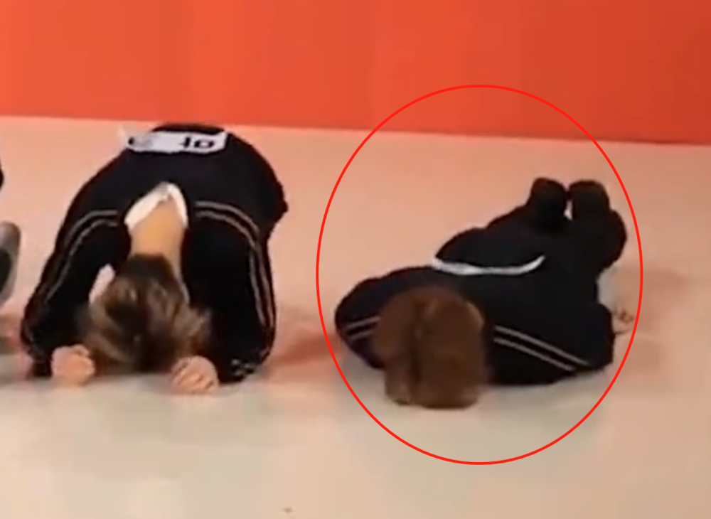 王怡人|中国明星拒绝跪拜礼有多拼?有人趴地,有人半蹲,还有人直接站着