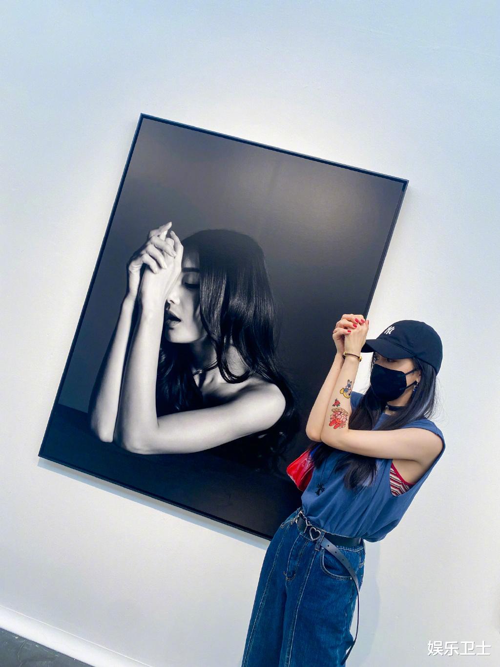 杨幂|诗幂撒糖！杨幂晒看展九宫格美照，模仿刘诗诗拍照姿势，手臂上贴纸好漂亮