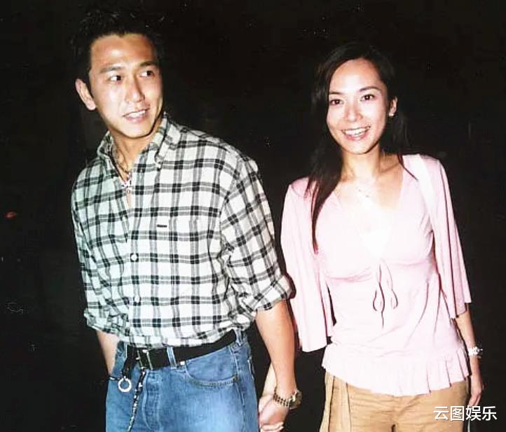 温兆伦|温兆伦与第三任妻子秀恩爱，亲吻额头太甜蜜，小20岁娇妻长相清秀