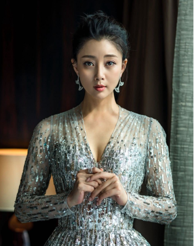 灵熙说珠宝 实力派女演员殷桃,40岁后,少女感更加明显了