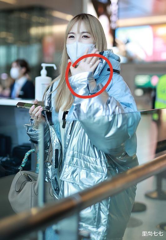 马蓉|马蓉又结婚了？久违走机场染金发大变样，离婚2年无名指首戴婚戒