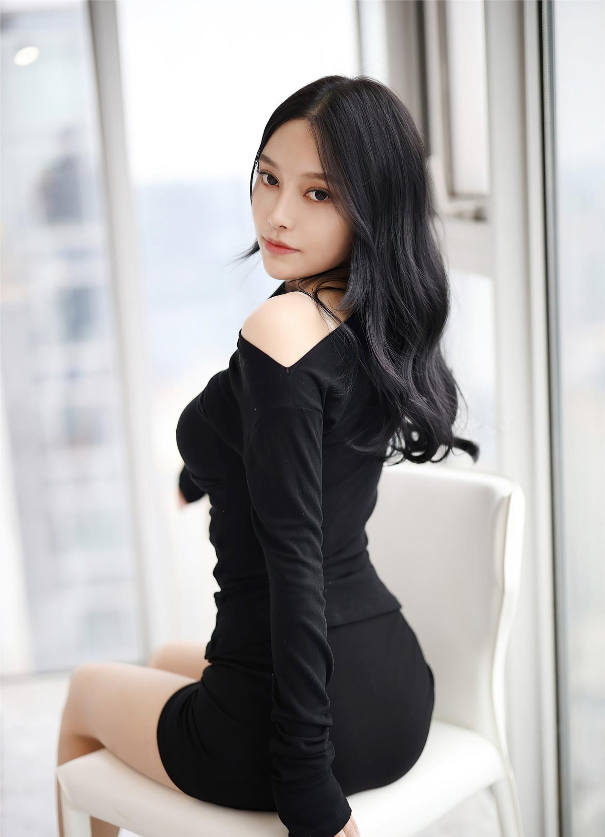 百里守刖|神秘又性感的黑色连衣裙让人的感觉瞬间就不一样了