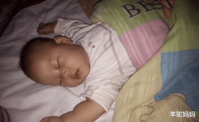 羊驼妈妈|大幅度降温让无数宝妈头疼,孩子睡觉咋盖被子才能不着凉?学到了