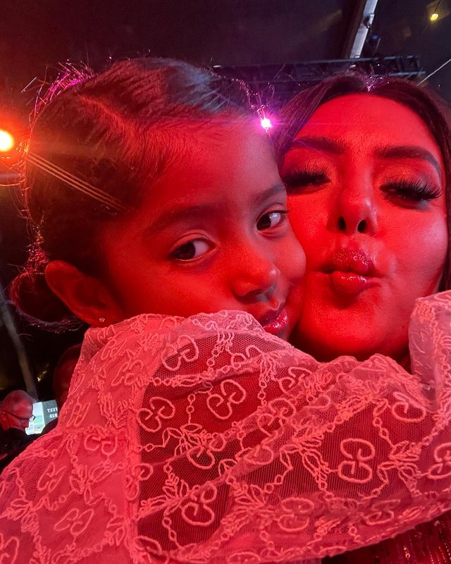 科比·布莱恩特|科比遗孀带三个女儿闪耀亮相！母女四人同穿粉裙，2岁小女儿好萌