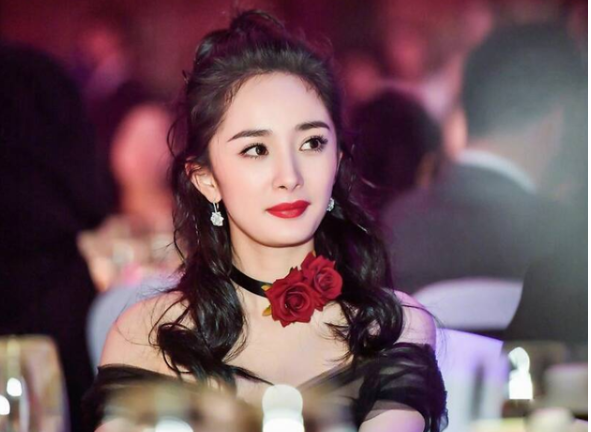 刘亦菲|16年前，没人注意到刘亦菲身后打伞的小女孩，如今火却得一塌糊涂！