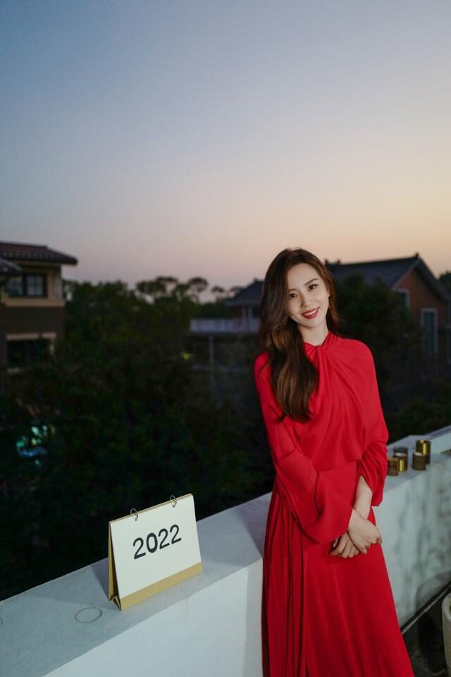 刘诗诗|刘诗诗气质85花中拔尖，别人穿显俗气的红裙，她却穿得明媚又优雅