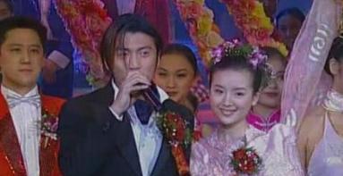 春晚|潘长江25年前的春晚，谁注意到他身边跳舞的丫头，如今红得一塌糊涂