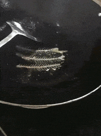 萌控孩|女生绑在脖子上的“黑带子”是啥意思?哈哈哈哈...这到底是什么神操作?