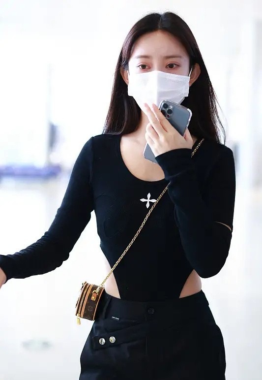 潮流新风|孟子义身材原来这么好，连体衣配阔腿裤，侧腰挖空显高又撩人