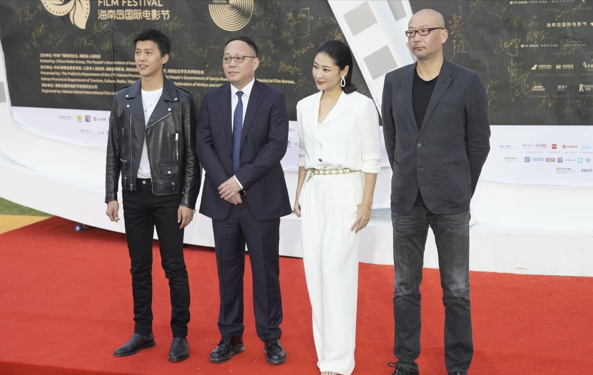 BiuFashion|梁静的气质和别人真不一样，霸气十足的形象很配管虎，挺恩爱的