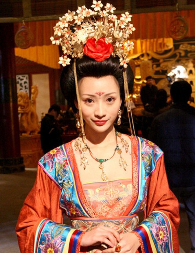 |“性感女神”柳岩：为母亲治病进入娱乐圈，惹怒知名导演因祸得福