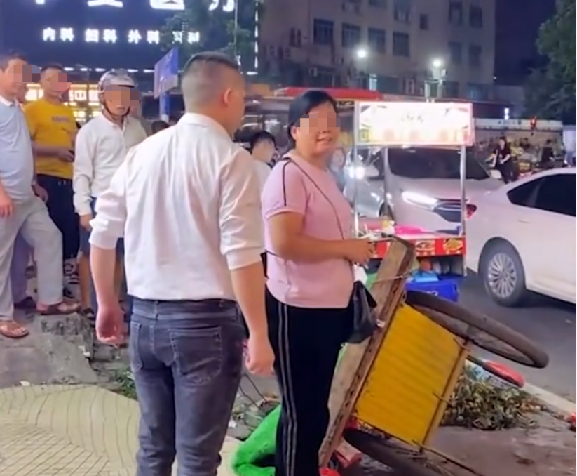 前方社会冲锋号 男子买水果三斤到手却仅有一斤多,找老板理论却被无视,男子怒掀水果摊!