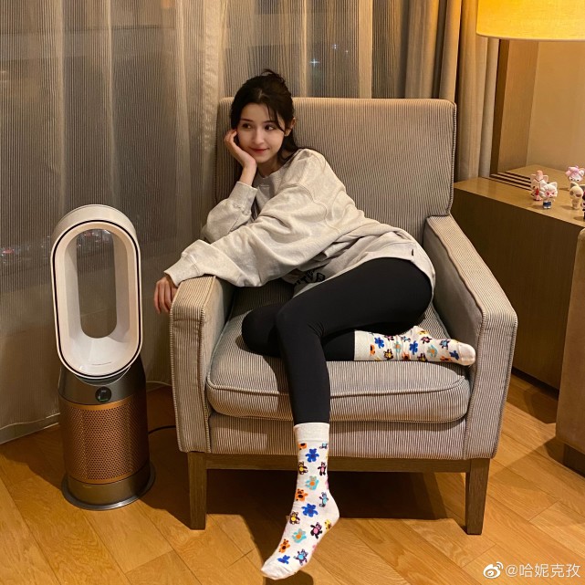 鹿晗|“仙女”哈妮克孜晒出最新美照，青蛇舞性感火辣，让人血脉偾张，网友: 漂亮