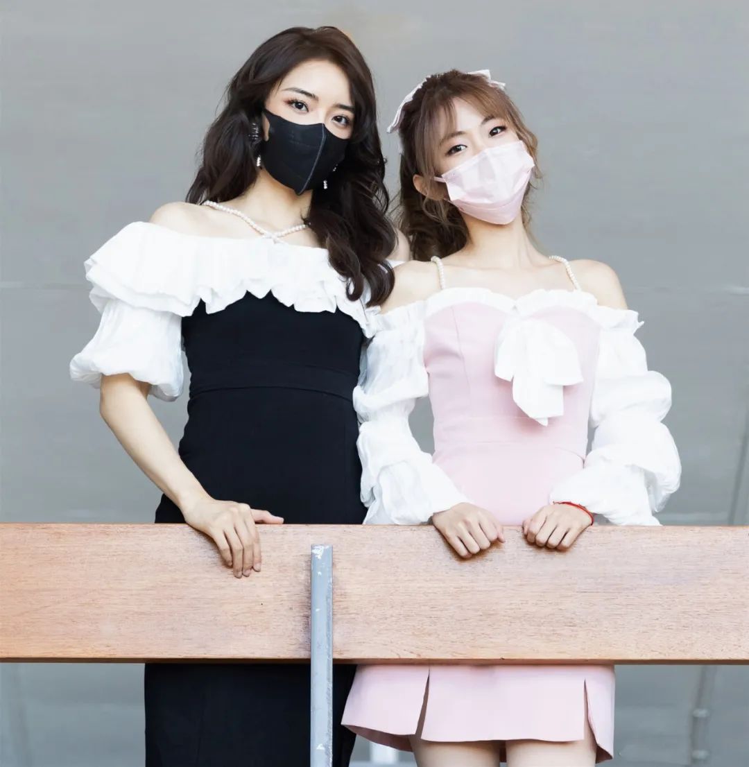 桃花时尚 EDG夺冠!这个会四国语言的翻译小姐姐,穿旗袍惊艳抢镜