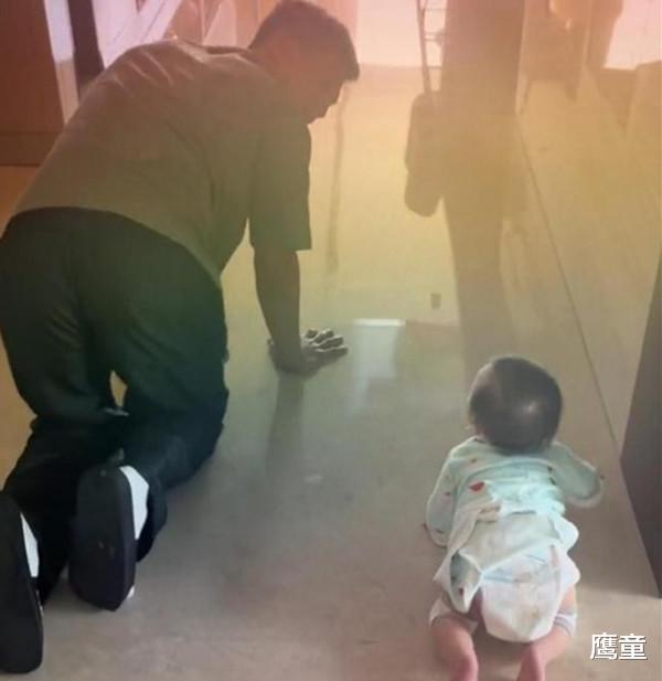 |王灿晒女儿独坐萌照，五官像极了杜淳，肉嘟嘟简直萌翻