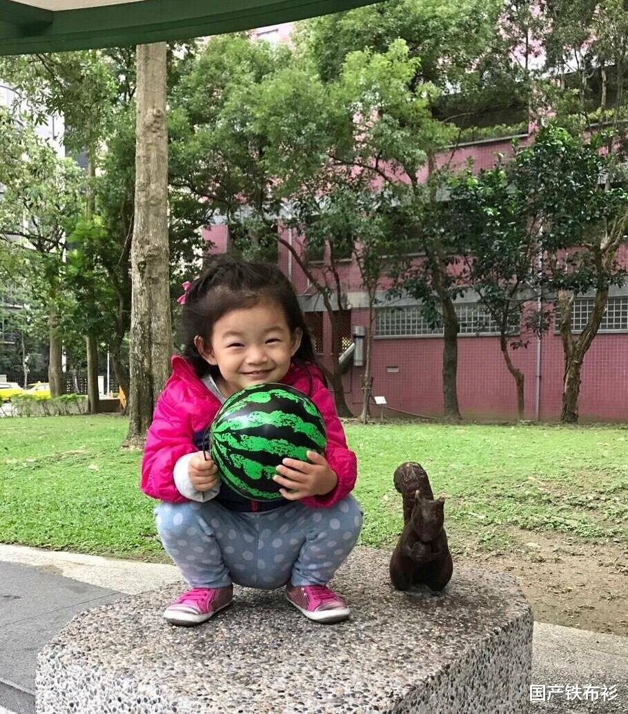 汪小菲回臺灣過年，6歲女兒穿紅裙子放風箏，梳高馬尾似大S翻版-圖7