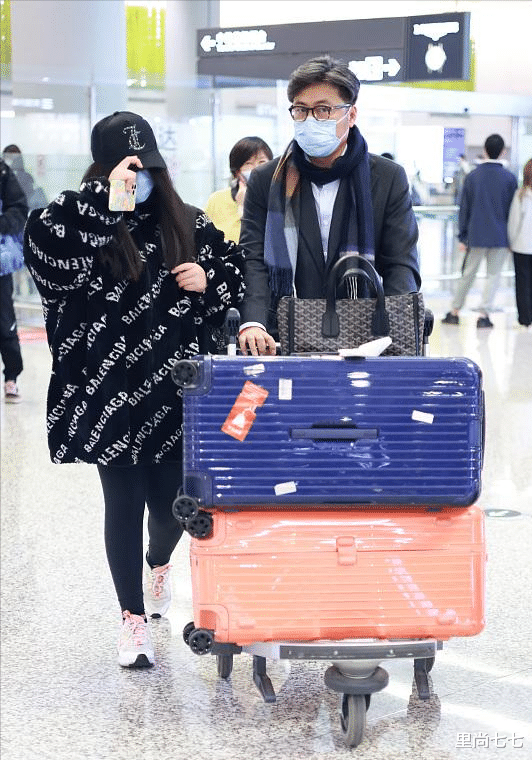 王诗龄|离婚后王诗龄首走机场，12岁身高快超1米7，王岳伦变潮看着像男友