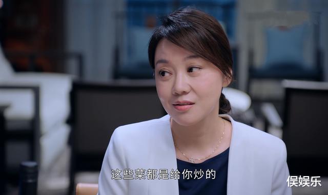 假面骑士|同样是演女强人,有人走路带风自带气场,有人滑稽得像个古惑仔