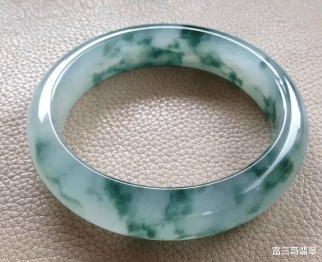 飘花翡翠|行家详解飘花翡翠和飘色翡翠到底有什么不同？哪个更好？