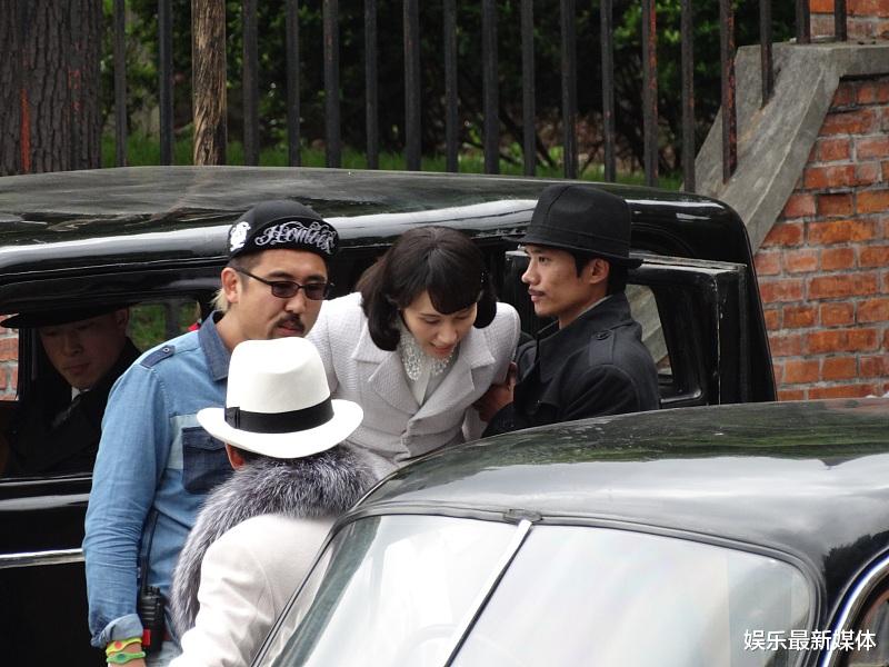 黄渤|黄渤拍戏被,群演砸伤,黄渤做法赢得在场人的尊重