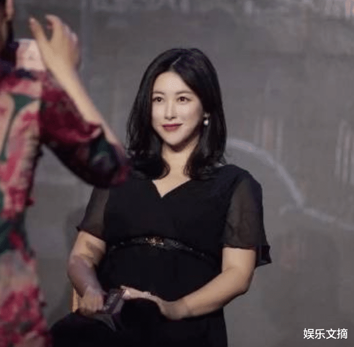 朱珠|叛逆者发布会现场，朱珠挺7个月孕肚亮相，生图暴露36岁皮肤状态