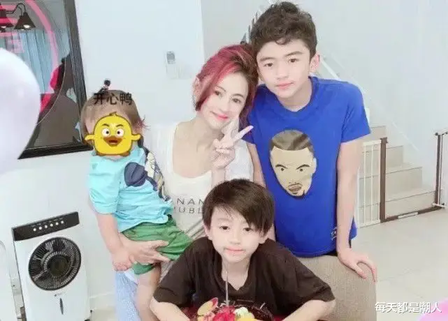 张柏芝|一天张柏芝大儿子偷偷跑去向谢霆锋告状：妈妈和一个皮肤很黑的男人亲嘴