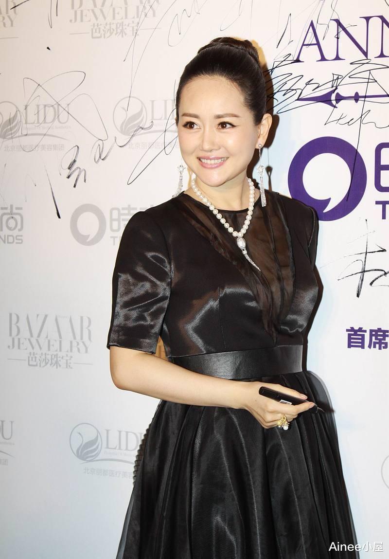 Ainee小屋|高明远现实中的妻子这么美,穿拼接薄纱裙挺富贵,收腰显出好身材