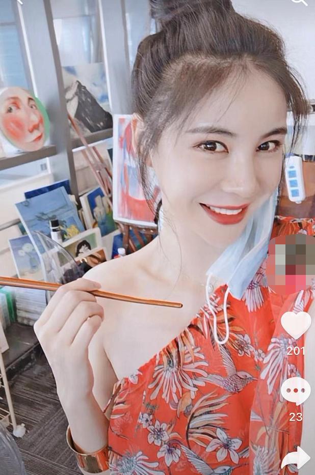 王宝强|王宝强疑换新女友了？神秘美女晒两人合照疑向他告白！