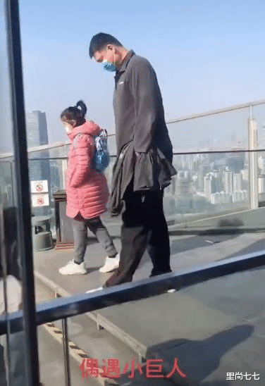 姚明|姚明一家三口外出,10岁女儿鞋似40码儿童背包好迷你,仪态超像爸