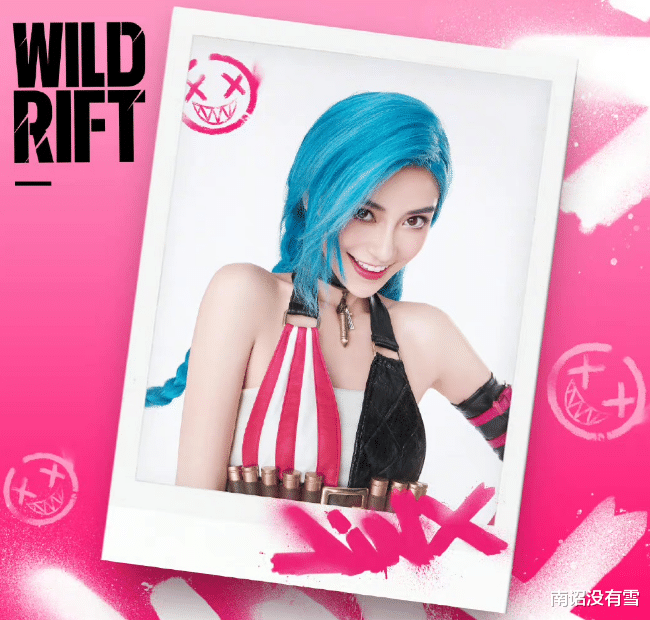 当红女星|baby又来尝试新造型！戴着蓝色双辫假发，穿着露脐装很惊艳