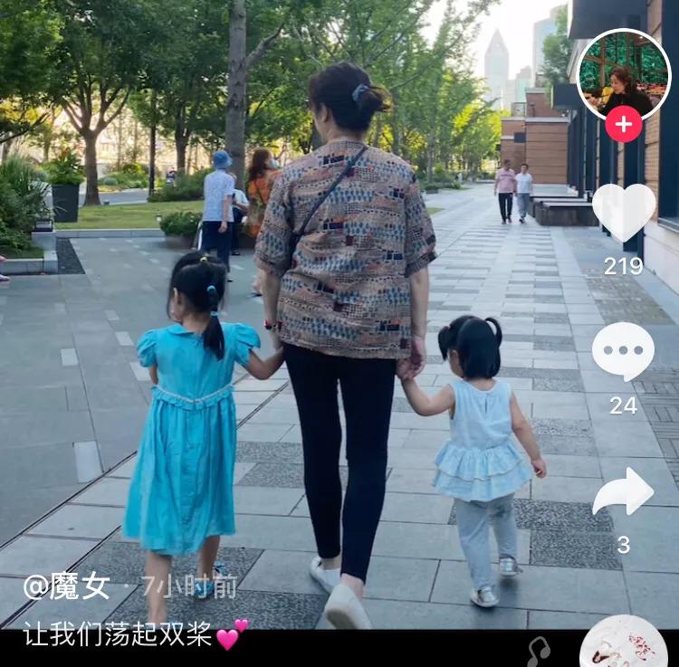 柳岩|陈赫妈妈牵俩孙女逛街,祖孙三人同框温馨有爱,4岁安安像小公主