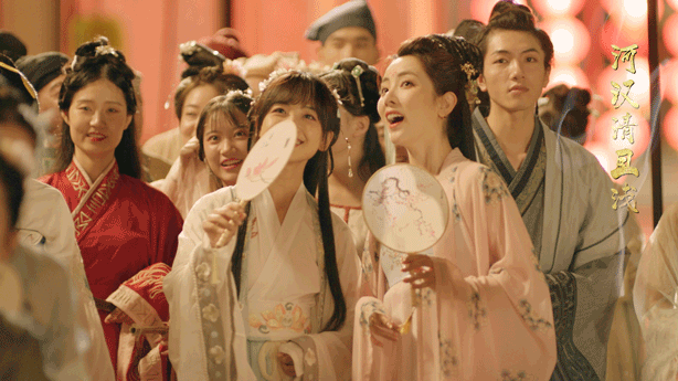 央视|新晋“央视第一美女”出圈！全网直男：对不起王冰冰，我变心了