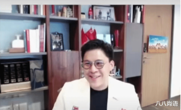 霍启刚|霍启刚全黑运动装为香港队加油，连线央视谈起郭晶晶，幸福藏不住