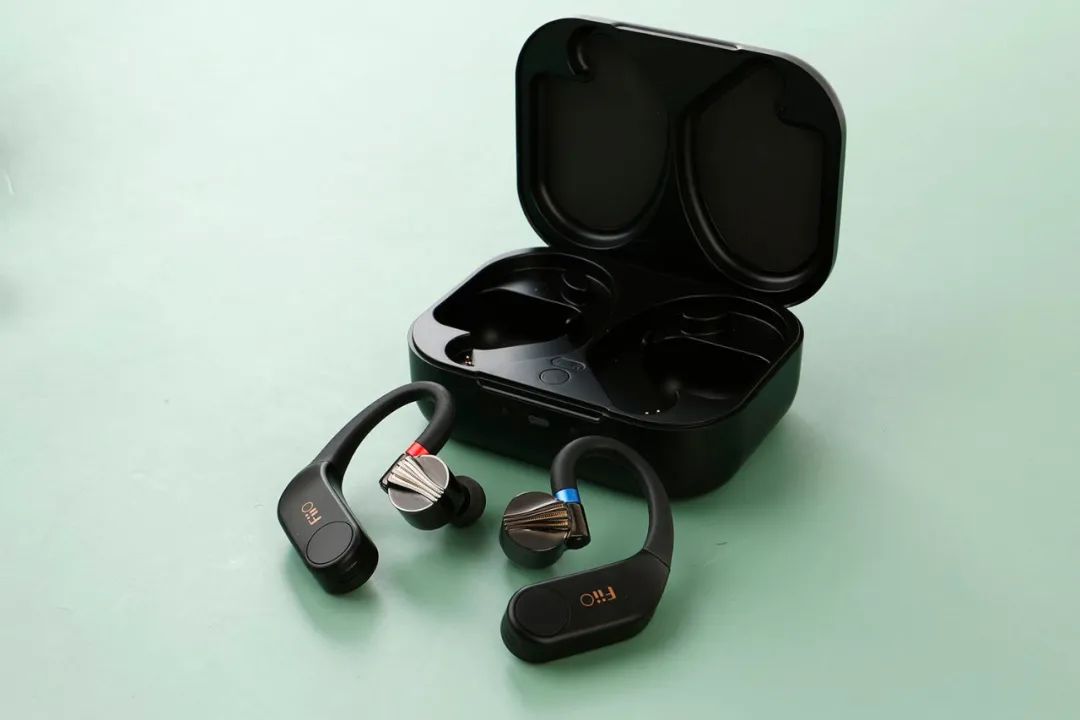 耳机|HiFi耳机的无线伴侣——飞傲UTWS5真无线蓝牙耳挂