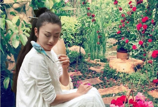 杨丽萍|杨丽萍为何十年不摘帽子？本以为是造型，结果摘下帽子后令人心疼