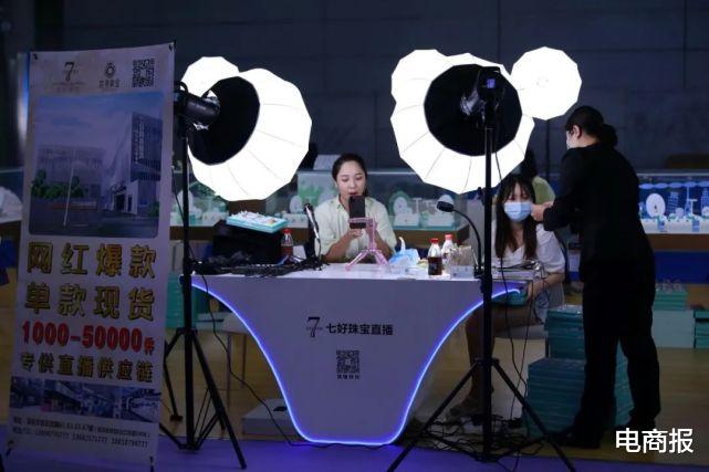 韩束|靠一句话坐收500万！吴亦凡出事后，两名主播一夜爆红